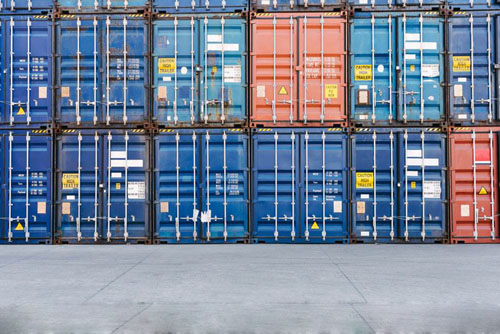 國內(nèi)缺空箱，歐美等多港口空箱多的沒地方放。
