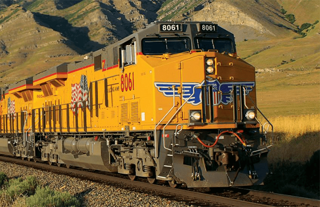 美西的鐵路7月18日起運(yùn)輸暫停對(duì)芝加哥、亞特蘭大等拆柜?？ㄇ涝斐捎绊? /> 
</div>
<br />
同時(shí)，鐵路暫停運(yùn)輸對(duì)芝加哥、亞特蘭大等拆柜?？ㄇ涝斐捎绊憽Ｂ?lián)合太平洋表示:“我們正與遠(yuǎn)洋運(yùn)輸公司密切合作，在可能的情況下開展合作，以改善供應(yīng)鏈的健康狀況?！?br />
<br />
美國進(jìn)口水平保持強(qiáng)勁，環(huán)太平洋船司也一直在努力解決西海岸港口的擁堵問題。在此提醒：大家合理計(jì)劃出貨，提前通知安排訂艙，近期和美國有貿(mào)易往來的賣家們，實(shí)時(shí)關(guān)注物流情況。<br />                        </div>
                    </div>
                    <div   id=