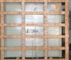 實重超過50kg或任一邊超150cm的木架木箱要求打托，且卡腳托高&ge;10cm托盤必須四面開口且盡量做包邊處理，方便叉車裝卸貨物。